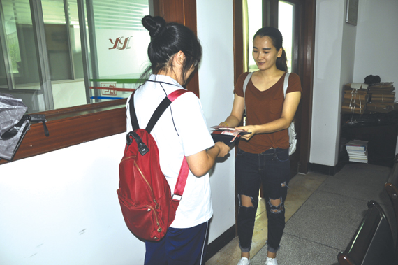 仙游县私立一中高三15班学生徐媛媛用自己的实际行动,对拾金不昧